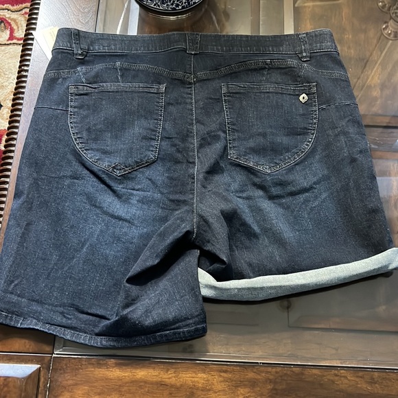 Democracy Plus Size "Ab"solution® Cuffed Mid Shorts. - Picture 11 of 12